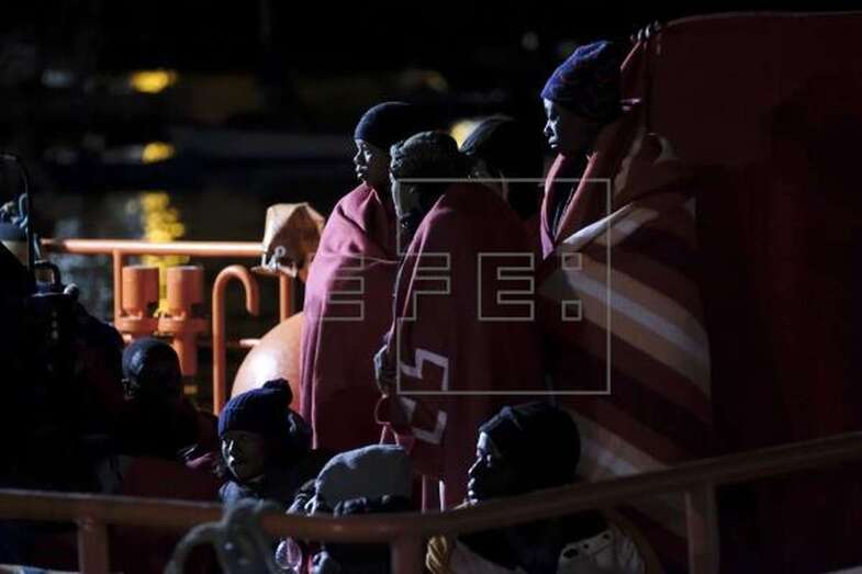 Foto de archivo de los ocupantes de una patera con 33 persona rescatada por Salvamento Marítimo el 30 de enero al sur de Gran Canaria (Foto EFE / Ángel Medina G.)